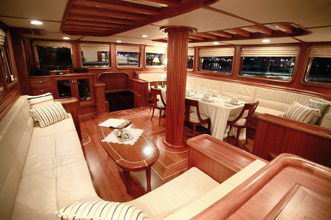 luxury boat charters